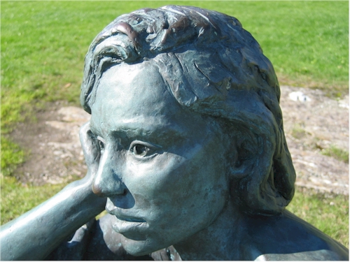 solstrand statue detail